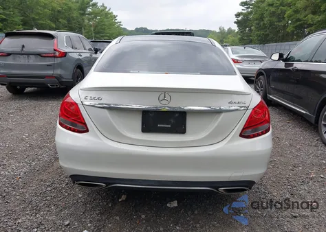2016 Mercedes-Benz C 300 4Matic z USA, uszkodzony, nr VIN 55SWF4KB8GU115423